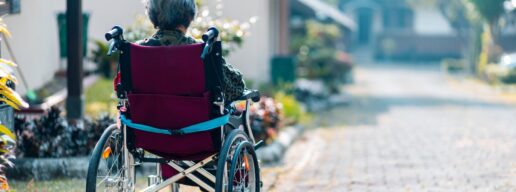 車椅子に乗る高齢者