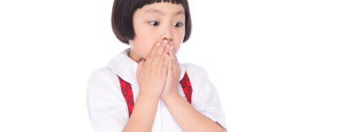 驚いている女の子